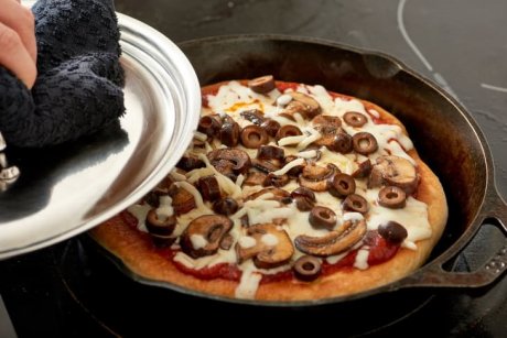Пицца с солеными грибами